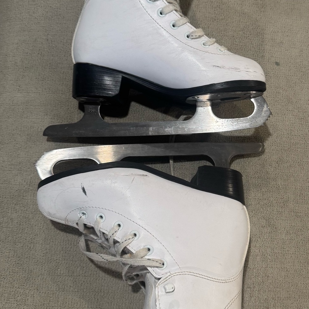 JACKSON White Skates